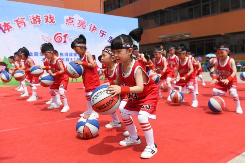 校长群冬骑甸尾村，车轮上，转动的是希望的翅膀