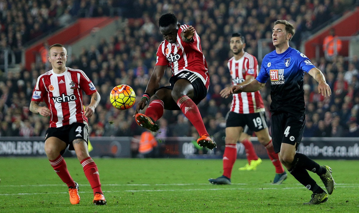 体育英超：终结连败 曼联2-0埃弗顿